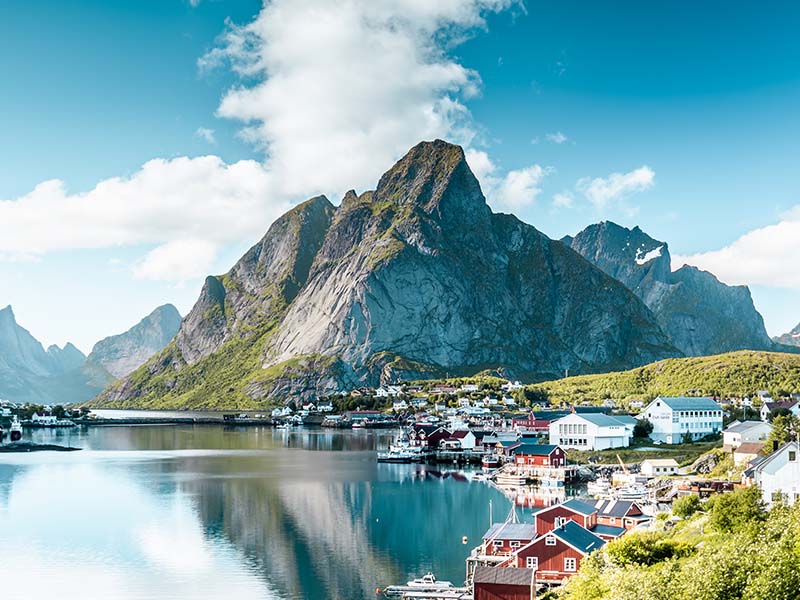 נורווגיה - עיירה לגדות אגם והר ברקע
