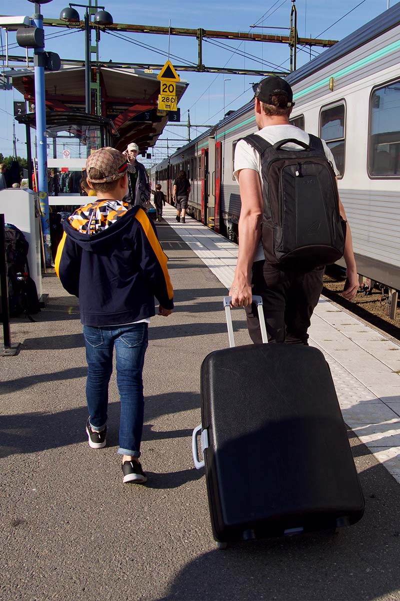 אבא ובן גוררים מזוודה, תחנת רכבת בשוודיה