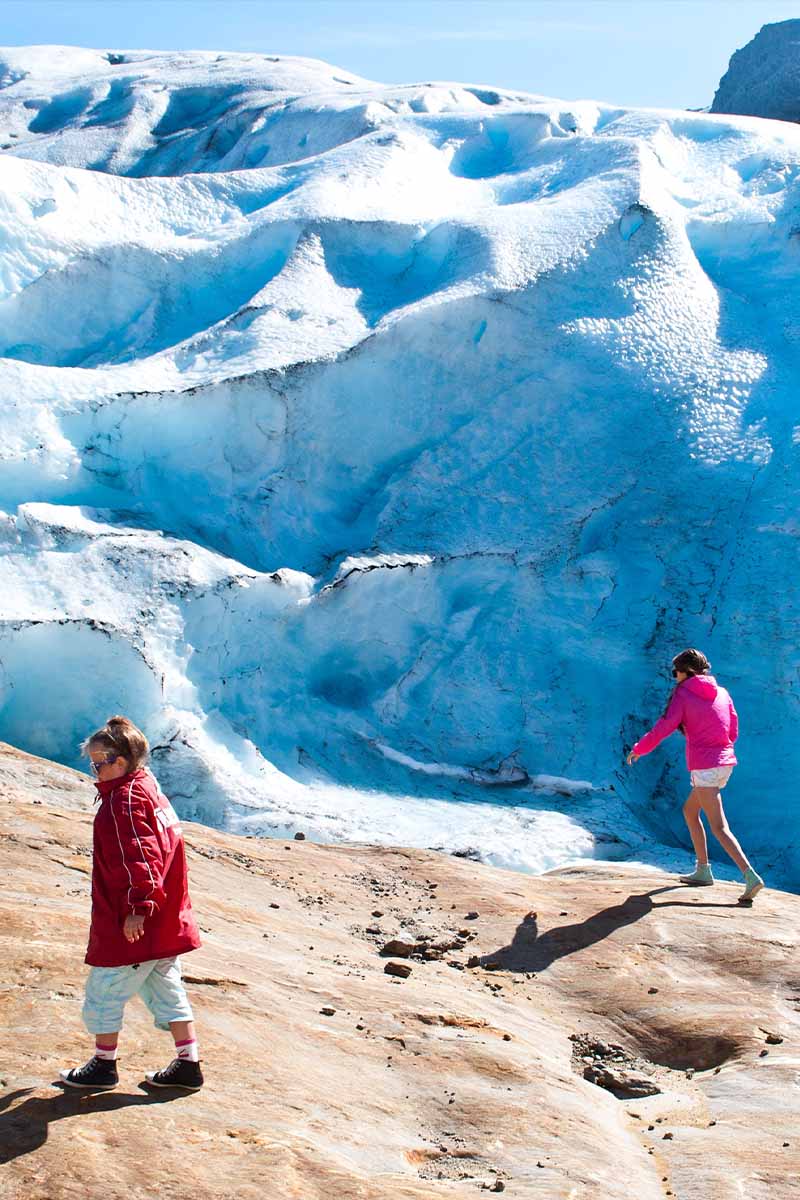 משפחה מטיילת על קרחון בנורווגיה