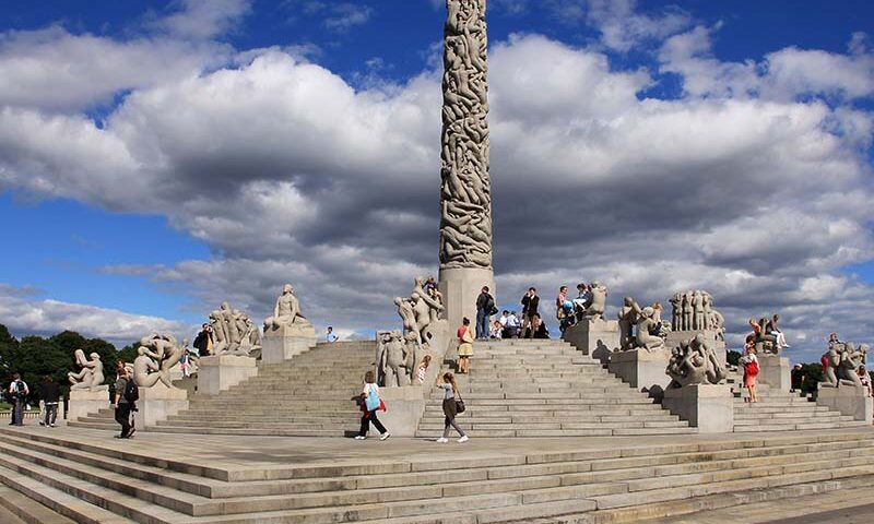 פארק פרוגנר - מדרגות ובמרכזן פסל של זרועות שלובות