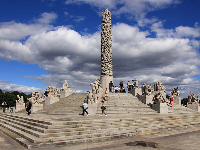פארק פרוגנר - מדרגות ובמרכזן פסל של זרועות שלובות