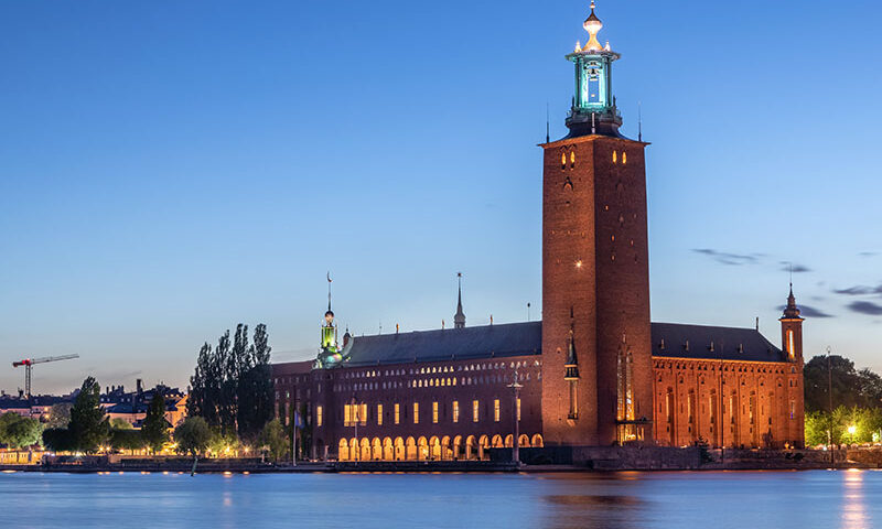 בניין העירייה של שטוקהולם בשקיעה, מבט מהמים על המגדל המואר