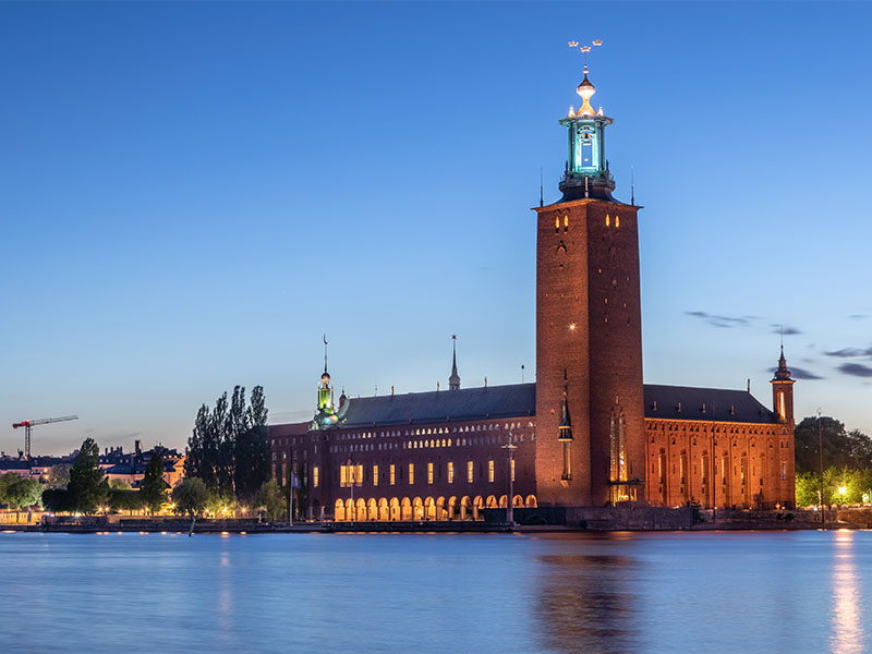 בניין העירייה של שטוקהולם בשקיעה, מבט מהמים על המגדל המואר