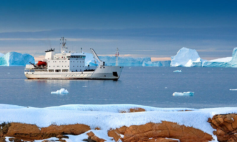 אנייה מפליגה באים הארקטי בין איי שפיצברגן