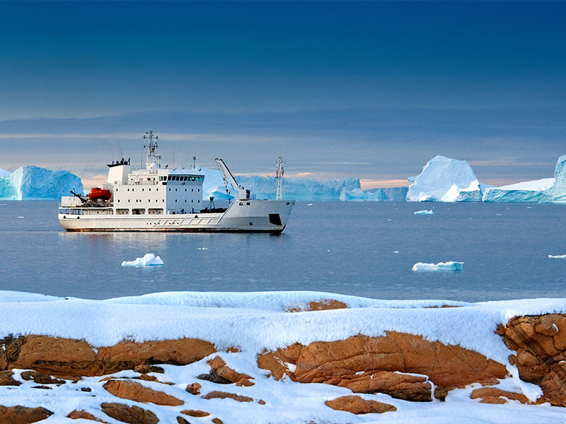 אנייה מפליגה באים הארקטי בין איי שפיצברגן
