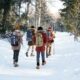 קבוצת תיירים מטיילת בשלג