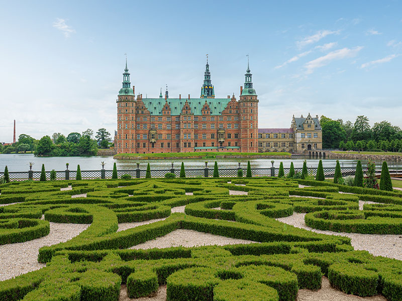 ארמון בדנמרק מוקף בגנים ירוקים