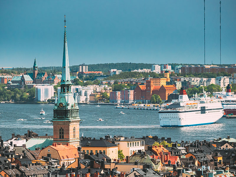 סטוקהולם - צילום של עיר הבירה השוודית, מבנים ואניית טיולים