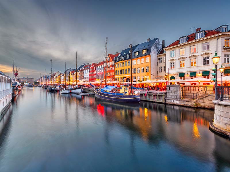 קופנהאגן, תעלה, סירות ובתים צבעוניים מאחור - תמונה פנורמית